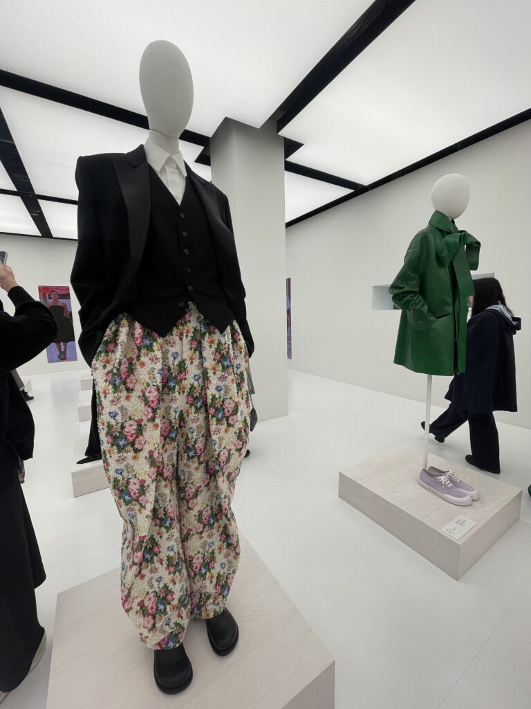 A first glance, the coat looks like a piece of art-its bold color palette reflects the kind of aesthetic intuition found in Stylo Tokyo's color analysis and styling sessions.